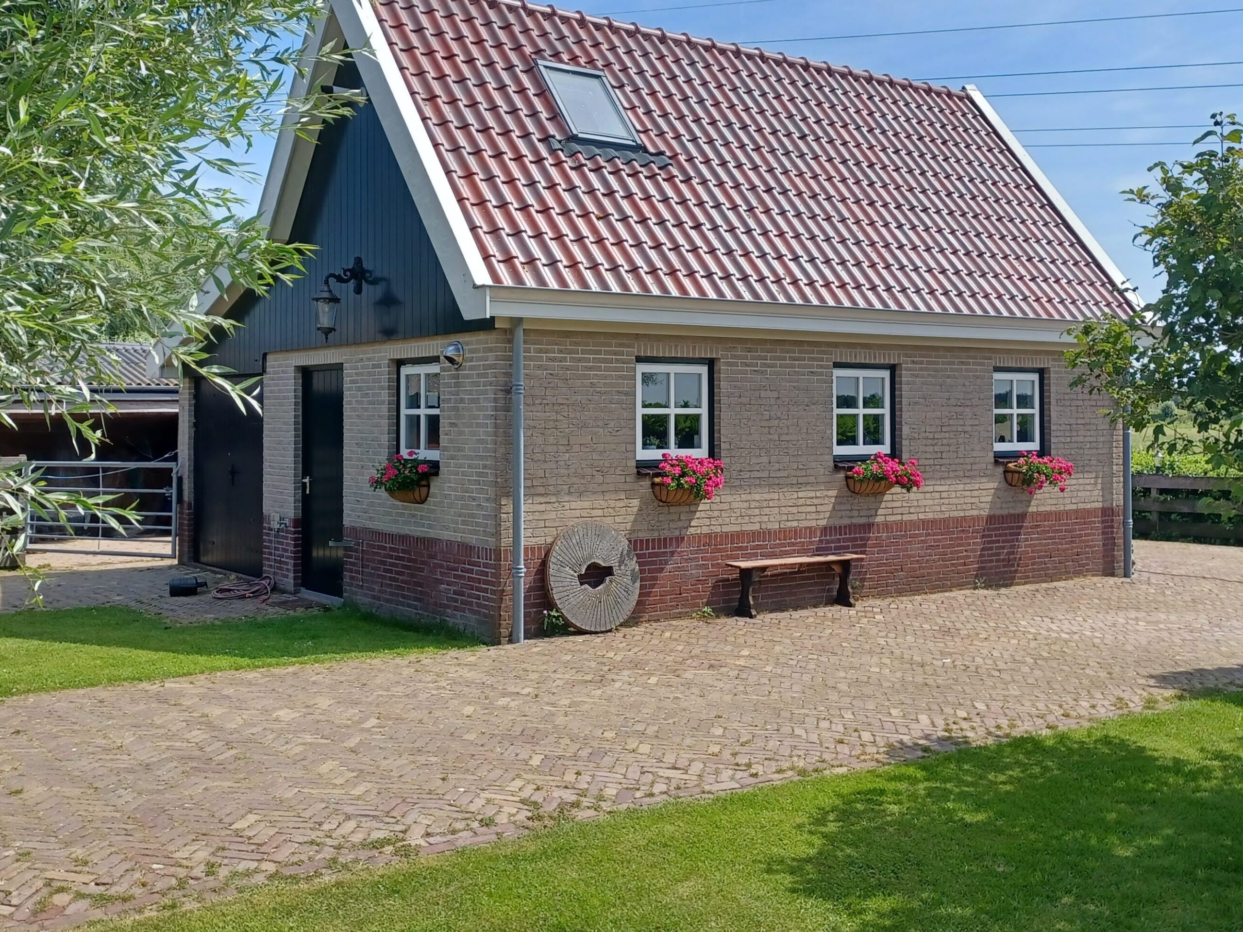 Onze B&B staan vrijstaand met wijds uitzicht over de landerijen.